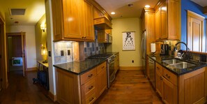 Kaffe- och tebryggare, pappersservetter och matbord