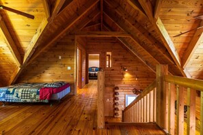 6 bedrooms, desk, iron/ironing board, travel crib