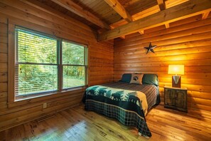 6 Schlafzimmer, Schreibtisch, Bügeleisen/Bügelbrett, Reisekinderbett