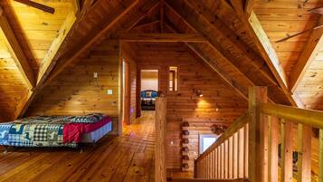 6 quartos, escrivaninha, ferros/tábuas de passar roupa, berço de viagem