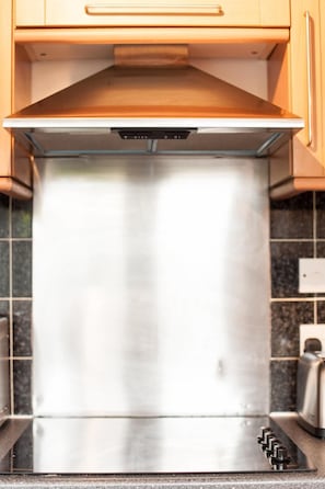 Fridge, microwave, oven, stovetop - Courthouse Apartments (Watford)