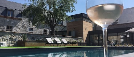 Bar en bord de piscine