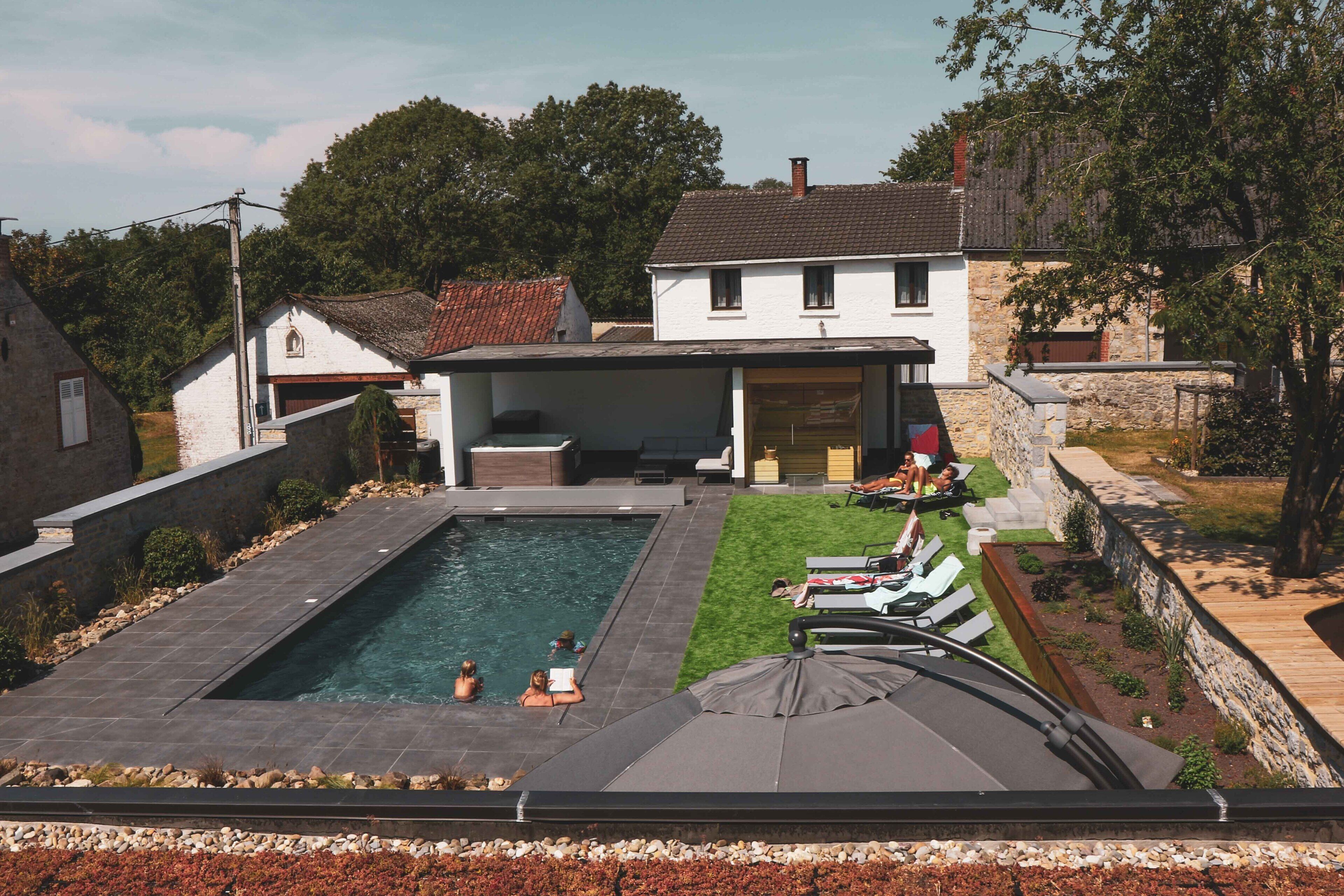 Piscine extérieure, chaises longues