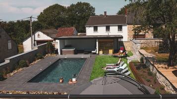 Piscine extérieure, chaises longues