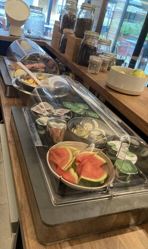 Een buffet met verschillende soorten eten en toevoegingen.