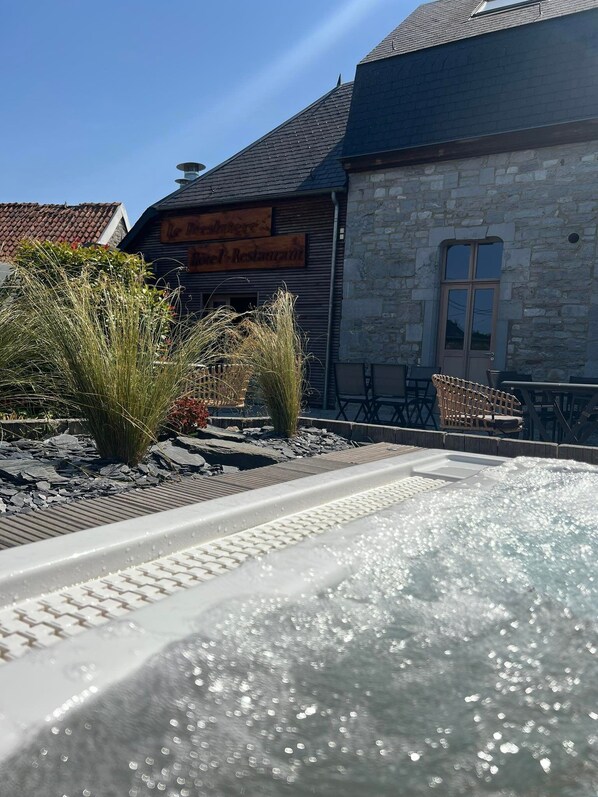 Bain à remous extérieur