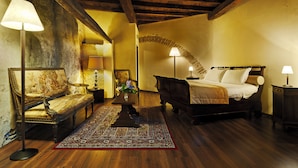 Habitación Confort, vistas al patio | Caja fuerte, escritorio, camas supletorias y ropa de cama