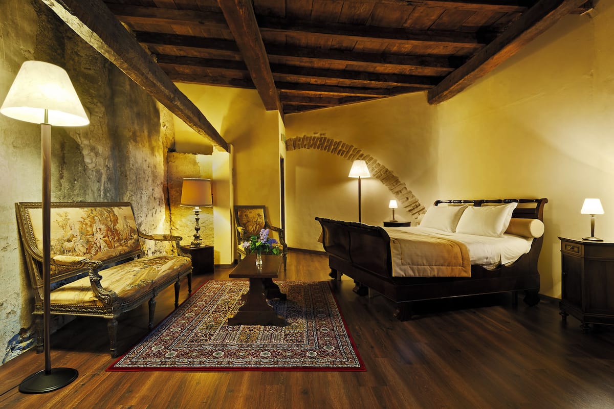 Comfort Room, Courtyard View