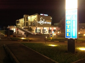 A hotel with a sign reading "Hotel & Business." - Hotel Bed & Business (San Giovanni Teatino)