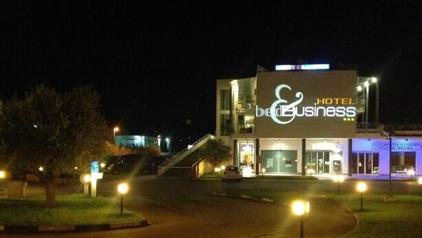 Un moderno edificio de hotel con un letrero que dice 'Hotel & Business'.