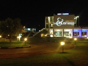 A modern hotel building with a sign reading "Hotel & Business." - Hotel Bed & Business (San Giovanni Teatino)
