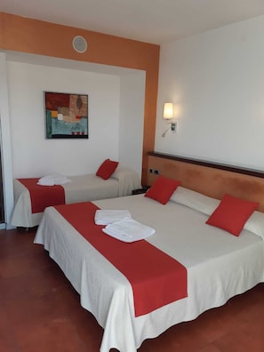 A hotel room with two beds, red and white bedding, a painting on the wall, and a single light fixture. - Hotel Bed & Business (San Giovanni Teatino)