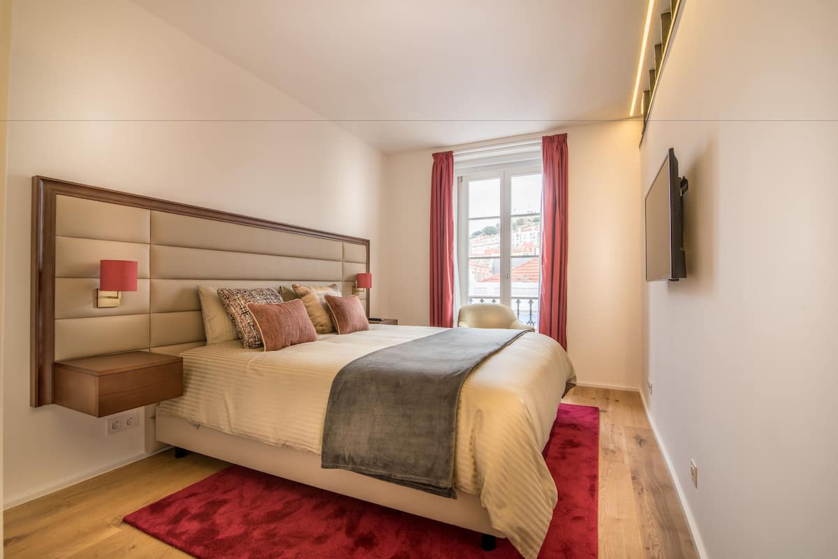 1 slaapkamer, een kluis op de kamer, verduisterende gordijnen