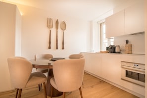 Kühlschrank, Mikrowelle, Herdplatte, Geschirrspüler
