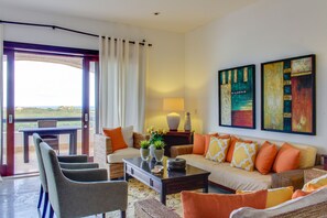 Condo superior, 2 habitaciones, 2 baños, vista al océano | Sala de estar | Televisión y reproductor de DVD 