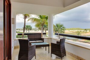 Condo superior, 2 habitaciones, 2 baños, vista al océano | Balcón