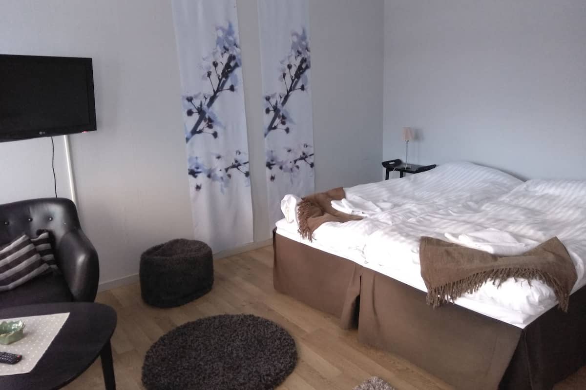 Quarto casal, 2 camas de solteiro | Cortinas blackout, ferros/tábuas de passar roupa, berços grátis