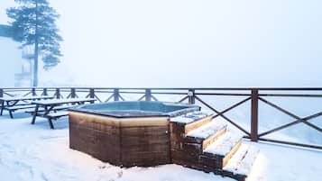 Utomhuspool och solstolar