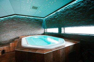 Indoor spa tub