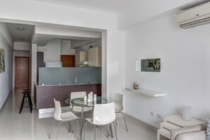 Superior Condo, 2 Bedrooms, 2 Bathrooms | In-room dining