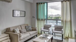 Condo superior, 2 quartos, 2 banheiros | Sala de estar | TV de tela plana