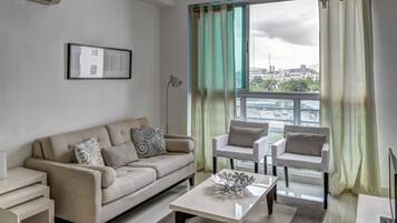 Kondominium Superior, 2 kamar tidur, 2 kamar mandi | Ruang keluarga | TV layar datar