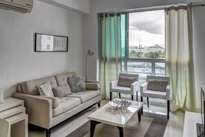 高级公寓式客房, 2 间卧室, 双浴室 | 客厅 | 平板电视