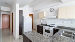 Condo superior, 2 quartos, 2 banheiros | Cozinha privada | Geladeira, micro-ondas, fogão, cooktop