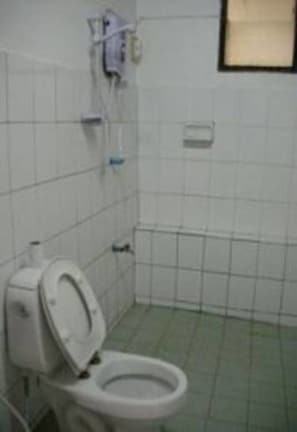 Standard Double Room with Private Bathroom | Baño | Amenidades de baño gratuitas y toallas