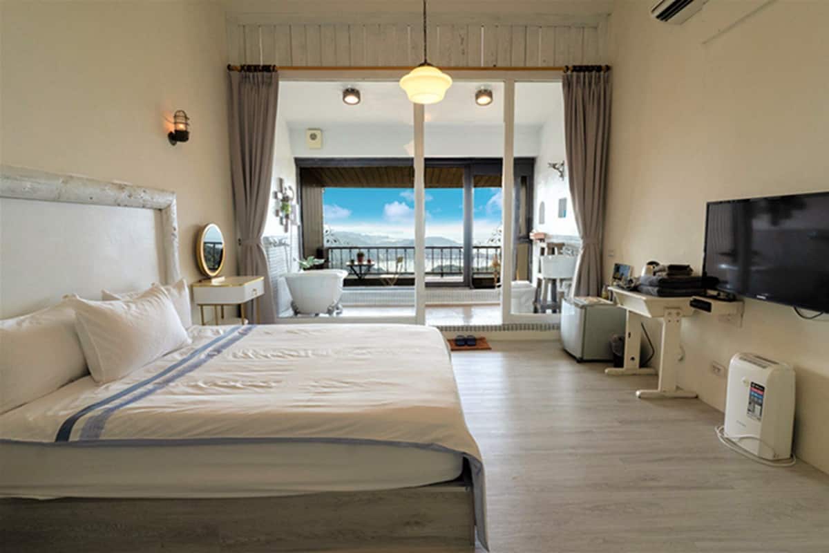 Superior tweepersoonskamer, balkon, uitzicht op zee | Verduisterende gordijnen, geluiddichte muren, gratis wifi