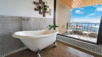Superior tweepersoonskamer, balkon, uitzicht op zee | Badkamer | Gratis toiletartikelen, een haardroger, pantoffels, handdoeken