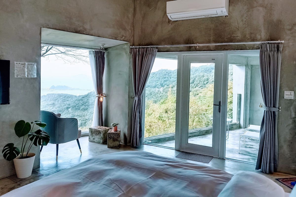 Romantische tweepersoonskamer, balkon, uitzicht op zee | Verduisterende gordijnen, geluiddichte muren, gratis wifi