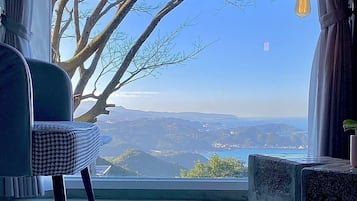 Habitación romántica doble, balcón, vistas al mar | Cortinas opacas, sistema de insonorización, wifi gratis
