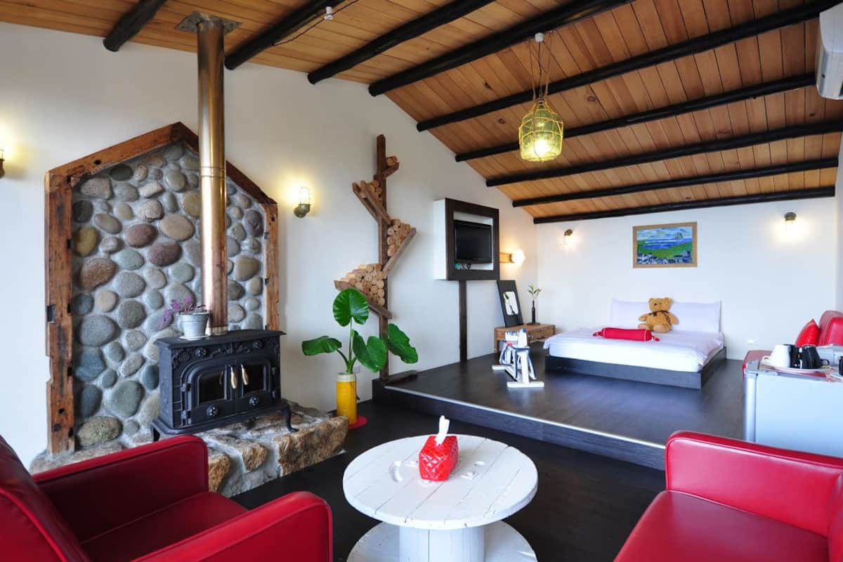 Familiekamer, meerdere bedden, balkon, uitzicht op zee | Verduisterende gordijnen, geluiddichte muren, gratis wifi