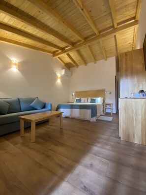 Family Room (Wooden Room) | Egyptian cotton sheets, premium bedding, down comforters - B&B Villa Marín Toledo (Nambroca)