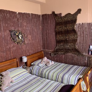 Habitación triple (Wild) | Wifi gratis y ropa de cama