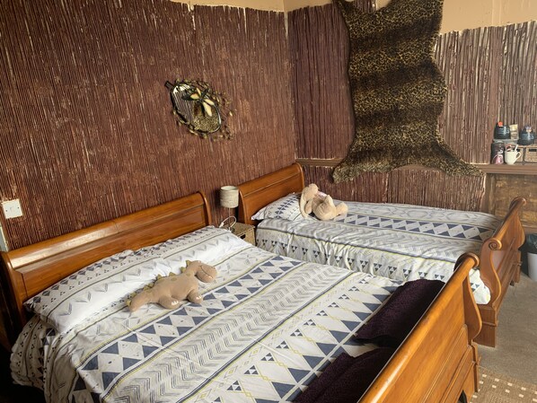 Habitación triple (Wild) | Wifi gratis y ropa de cama