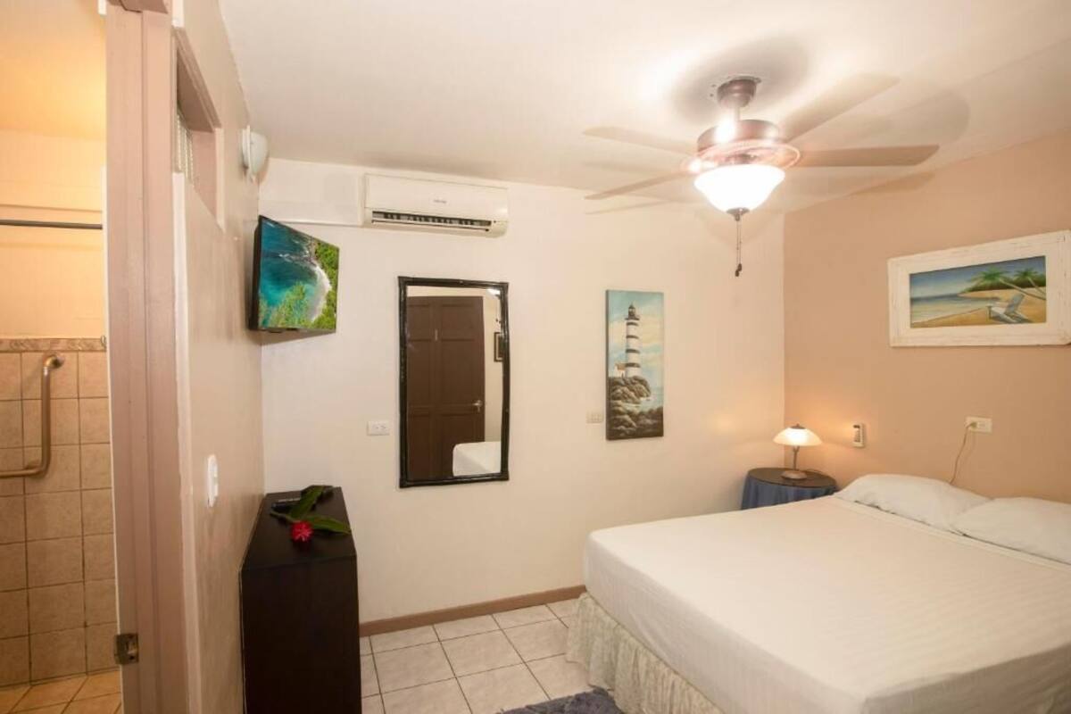 In-room safe, WiFi (free)