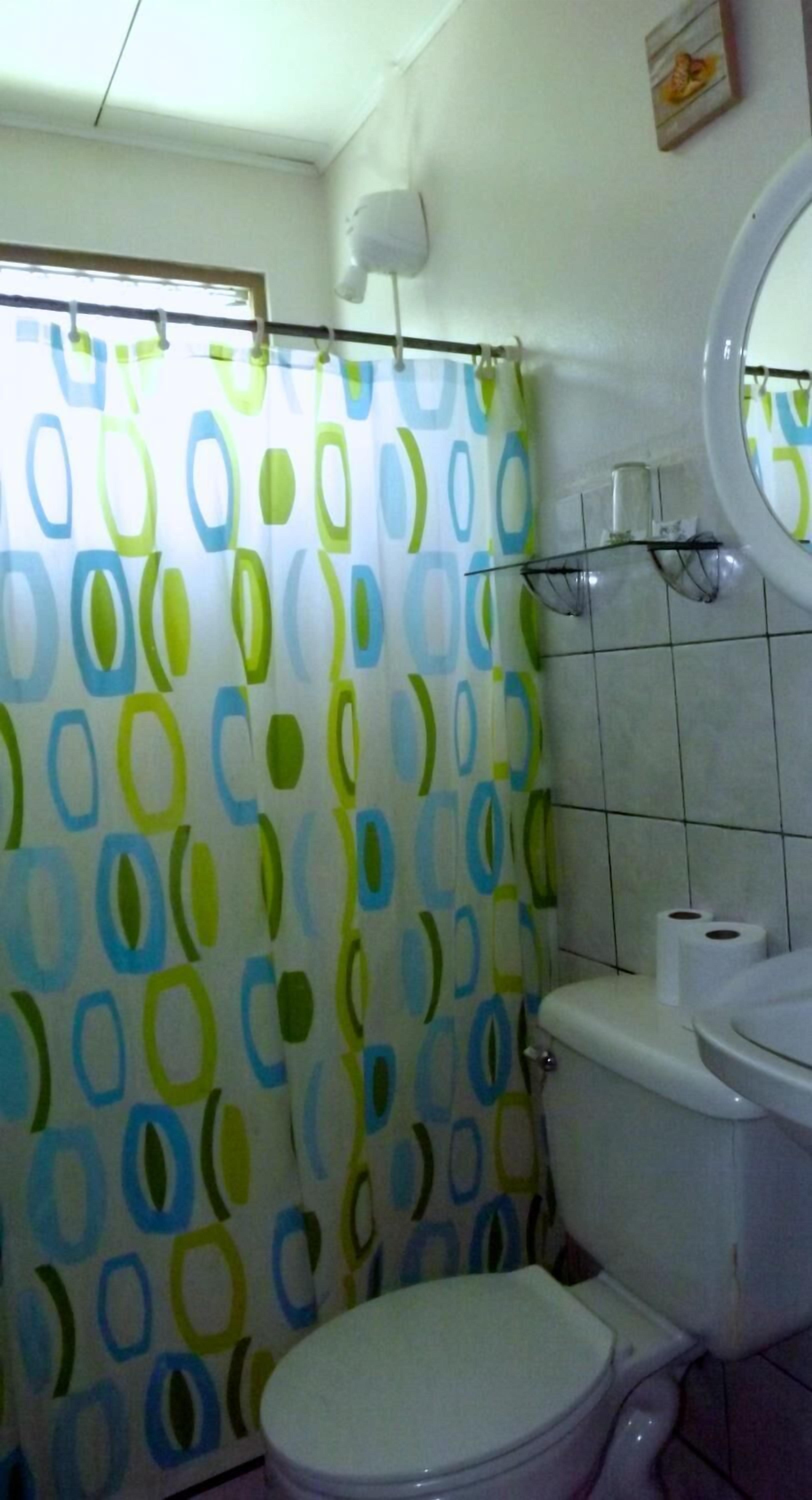 Shower, free toiletries, towels
