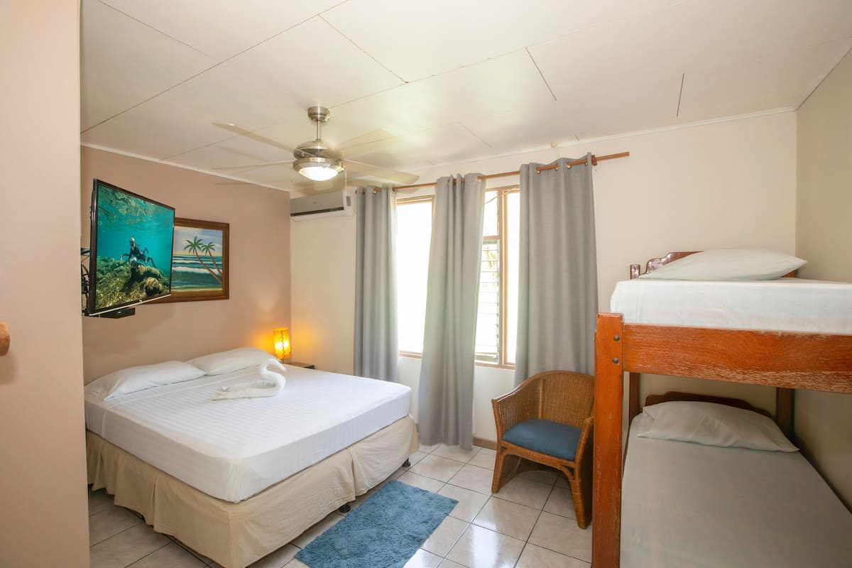 Phòng 4 phong cách cổ điển, nhiều giường, không hút thuốc | Két bảo mật tại phòng, truy cập Internet không dây miễn phí