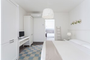 Superior-Suite, 2 Schlafzimmer, Verbindungszimmer, Poolblick | Hochwertige Bettwaren, Minibar, Zimmersafe, Schreibtisch