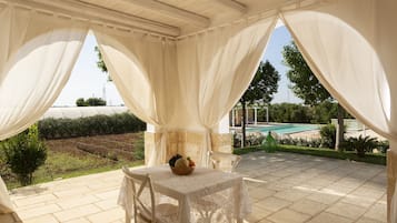 Suite Supérieure, 2 chambres, chambres communicantes, vue piscine | Terrasse/Patio