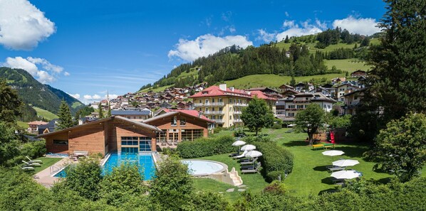 Piscine couverte, piscine extérieure, chaises longues