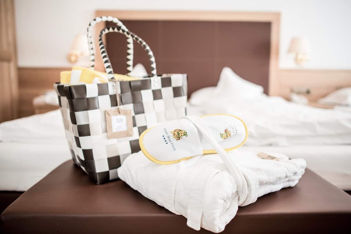 Chambre Triple, balcon, vue montagne | Literie de qualité supérieure, minibar, coffres-forts dans les chambres