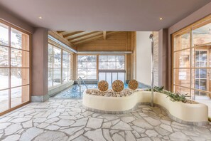 Piscine couverte, piscine extérieure, chaises longues