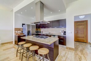 Refrigerador, microondas, horno, placa de cocina