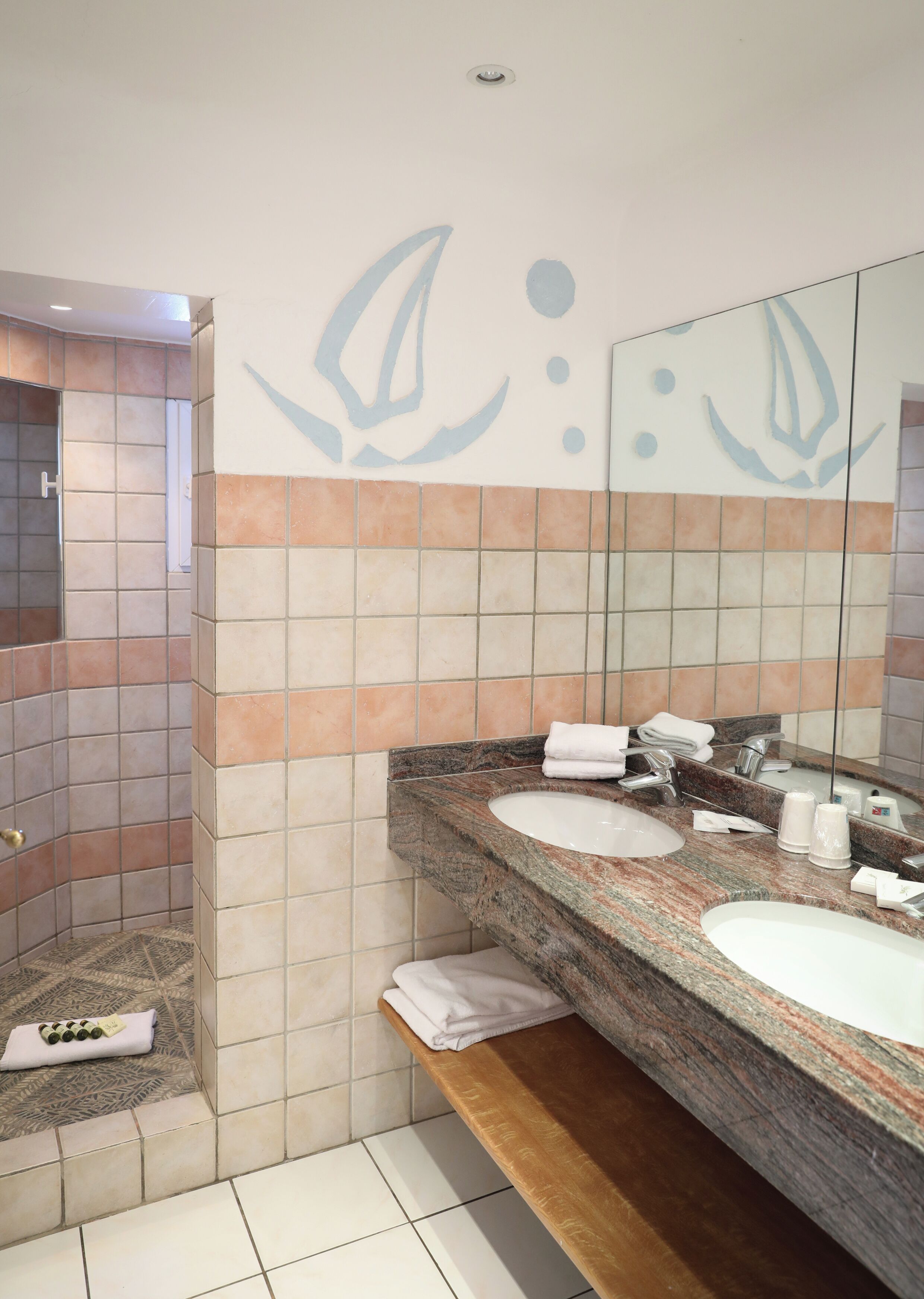 Kamar Keluarga | Kamar mandi | Perlengkapan mandi gratis, pengering rambut,  dan handuk