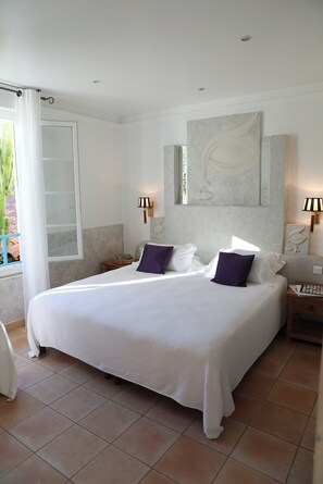 Minibar, coffres-forts dans les chambres, Wi-Fi gratuit, draps fournis