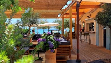 Mittagessen und Abendessen, Blick auf den Strand