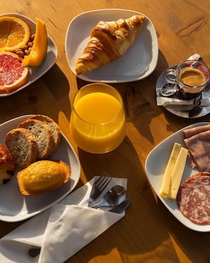 Café da manhã com buffet grátis todos os dias